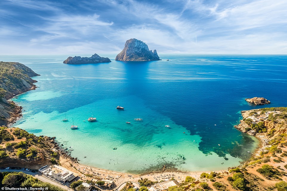 Das zweitplatzierte Ibiza (oben) wird als „ein beliebtes Touristenziel dank seines heißen Sommerwetters, der exotischen Landschaft und der atemberaubenden Strände“ beschrieben.