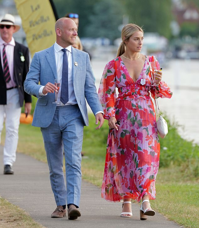 A stylish couple enjoyed one last glass of prosecco as they headed home from the race last night