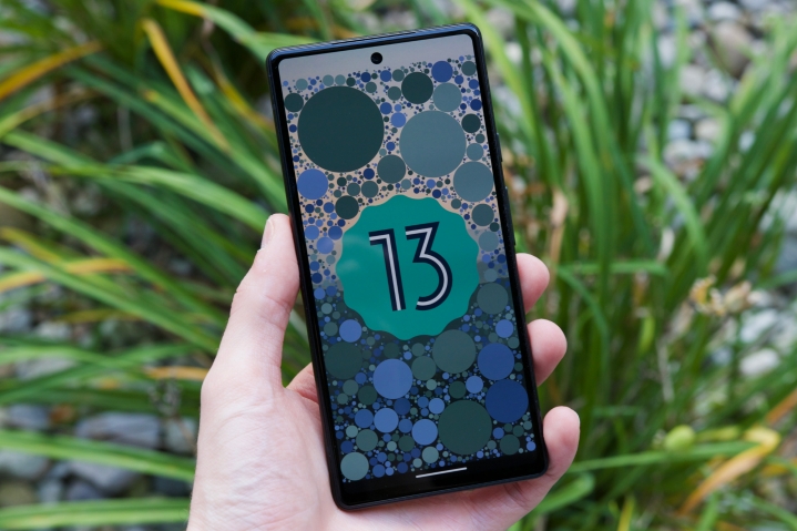 Android 13-Logo auf einem Google Pixel 6a.