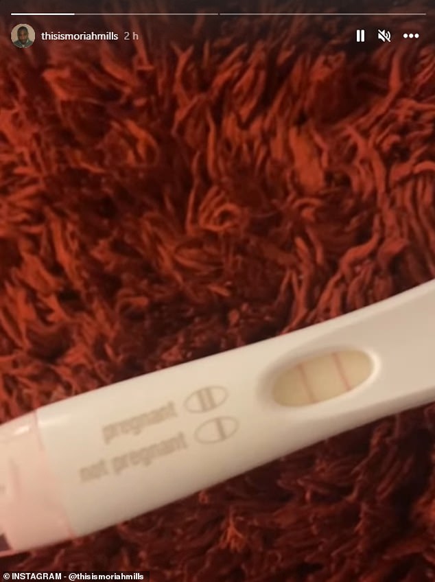 Diese Woche hat Mills in ihrer Instagram-Story ein Video eines positiven Schwangerschaftstests gepostet