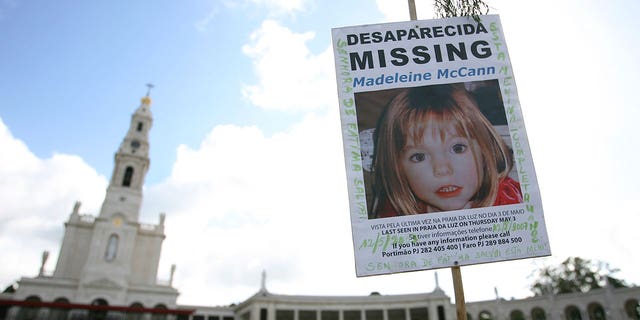 Ein Bild der vermissten Britin Madeleine McCann, die aus dem Strandresort Praia da Luz an der Algarve verschwunden ist, wird am Sonntag, dem 13. Mai 2007, in der Wallfahrtskirche Unserer Lieben Frau von Fatima in Fatima ausgestellt