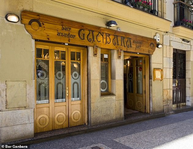Bar Ganbara ist eine familiengeführte Pinchos-Bar in der Altstadt, die für ihre Seespinnen-Törtchen bekannt ist