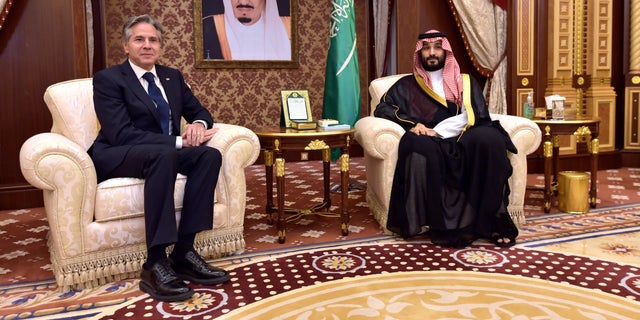 Saudi-Arabiens Kronprinz Mohammed bin Salman sitzt mit US-Außenminister Antony Blinken zusammen