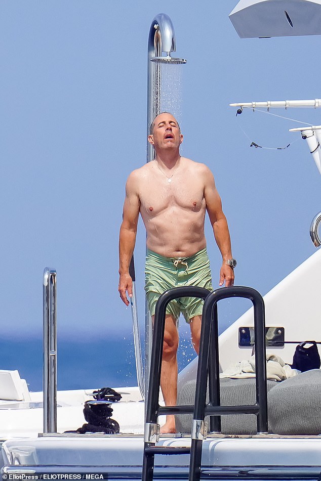 Sieht gut aus: Jerry zeigte seinen durchtrainierten Körper, während er auf der Yacht eine Dusche genoss