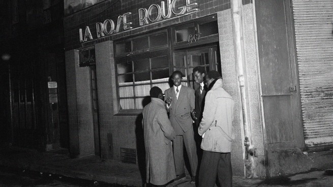 Paris, Frankreich: Vier schwarze Männer stehen vor La Rose Rouge, 4. Dezember 1948.