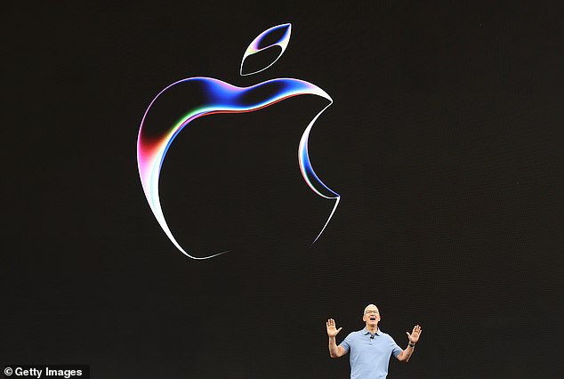 Apple-CEO Tim Cook auf der Apple Worldwide Developers Conference 2023, der jährlichen Veranstaltung, bei der diese Woche die neuen Sicherheits- und Datenschutzupdates des Unternehmens bekannt gegeben werden