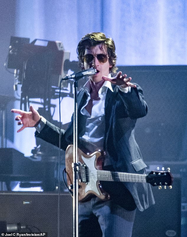 Maßnahmen ergreifen: Berichten zufolge mussten die Arctic Monkeys ihre Headlinershow in Glastonbury am Freitag aus Sorge um einen Fan abbrechen
