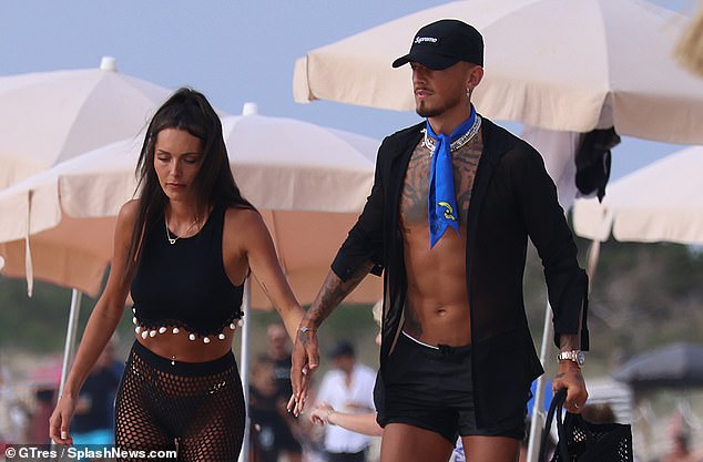 Ben White und Milly Adams von Arsenal verbrachten am Donnerstag ihre Flitterwochen am Strand von Ibiza