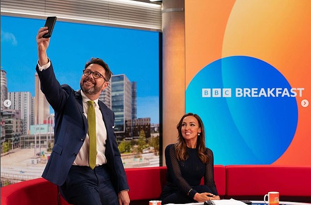 Jon Kay und Co-Moderatorin Sally Nugent posieren im neuen BBC-Frühstücksstudio, die Moderatoren werden am Montag als Erste daraus senden