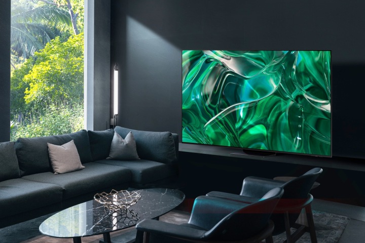 Samsung 2023 S95C QD-OLED-Fernseher in einem hell erleuchteten Raum in der Nähe von Fenstern.