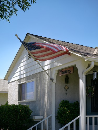 ein Haus mit amerikanischer Flagge