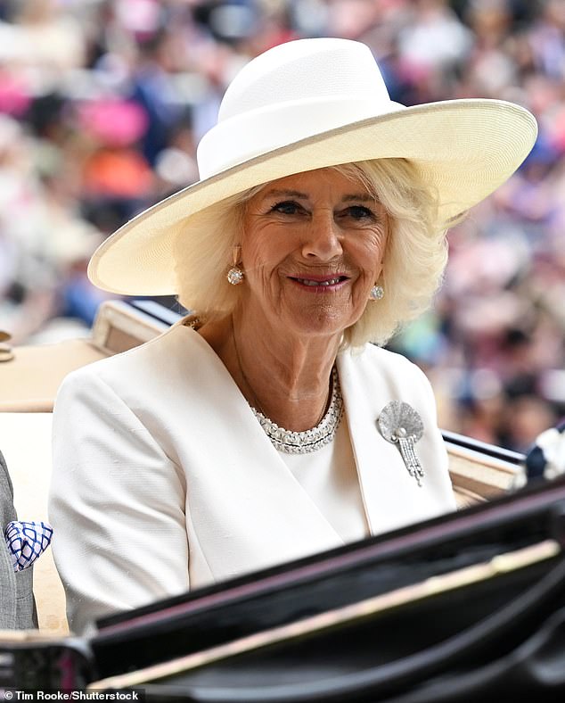 Königin Camilla trug heute bei ihrem Auftritt an der Seite von König Charles im Royal Ascot die Jakobsmuschelbrosche der Königinmutter von Courtauld Thomson