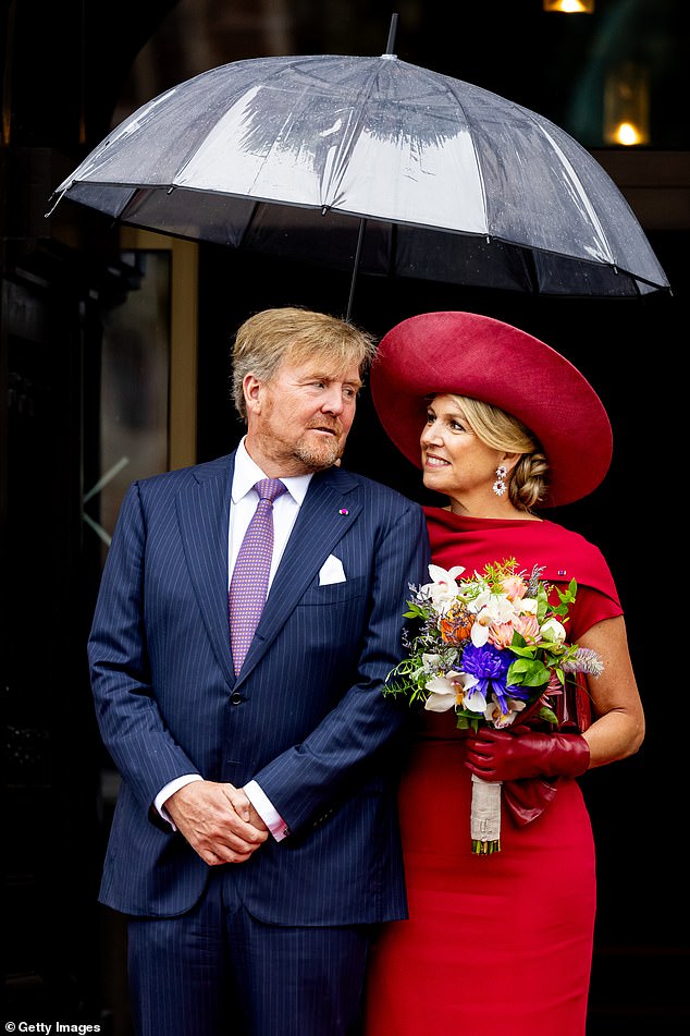König Willem-Alexander und Königin Maxima der Niederlande sahen vor Eleganz aus, als sie am Donnerstag im Rahmen eines offiziellen Staatsbesuchs in Belgien trocken blieben