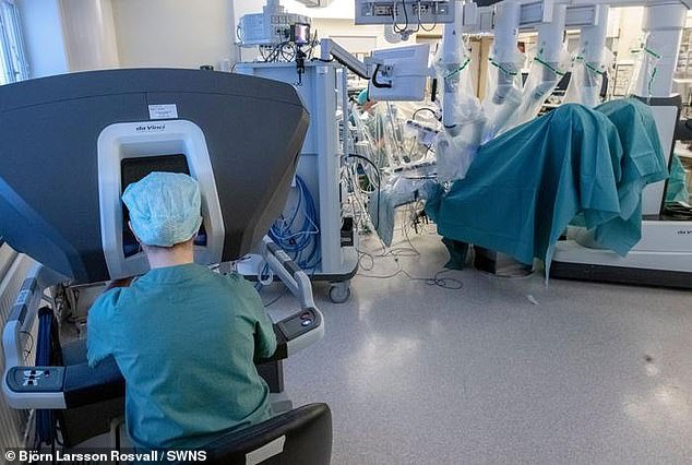 Chirurgen setzten bei der Durchführung der Operation in Schweden Roboter ein, die weniger invasiv sind und das Risiko einer Infektion verringern