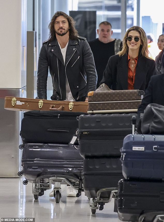 Delta Goodrem strahlte am Montag, als sie mit ihrem Freund Matt Copley am Flughafen Sydney ankam.  Beide abgebildet