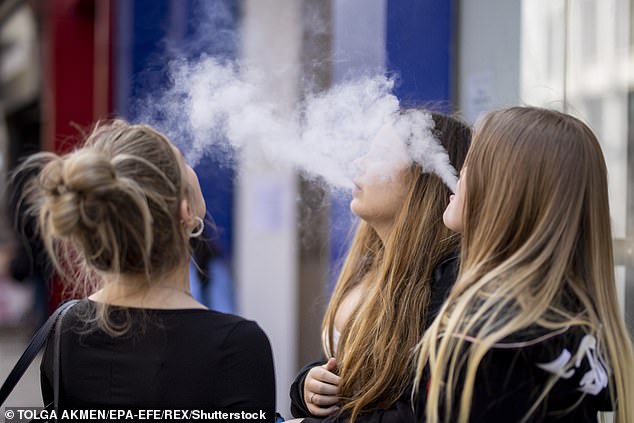 Der NHS versucht, gegen das E-Zigaretten vorzugehen, indem er Aromen und Werbung einschränkt, die Kinder ansprechen, nachdem sich die Zahl der wegen E-Zigaretten ins Krankenhaus eingelieferten Jugendlichen in zwei Jahren vervierfacht hat (Dateibild)