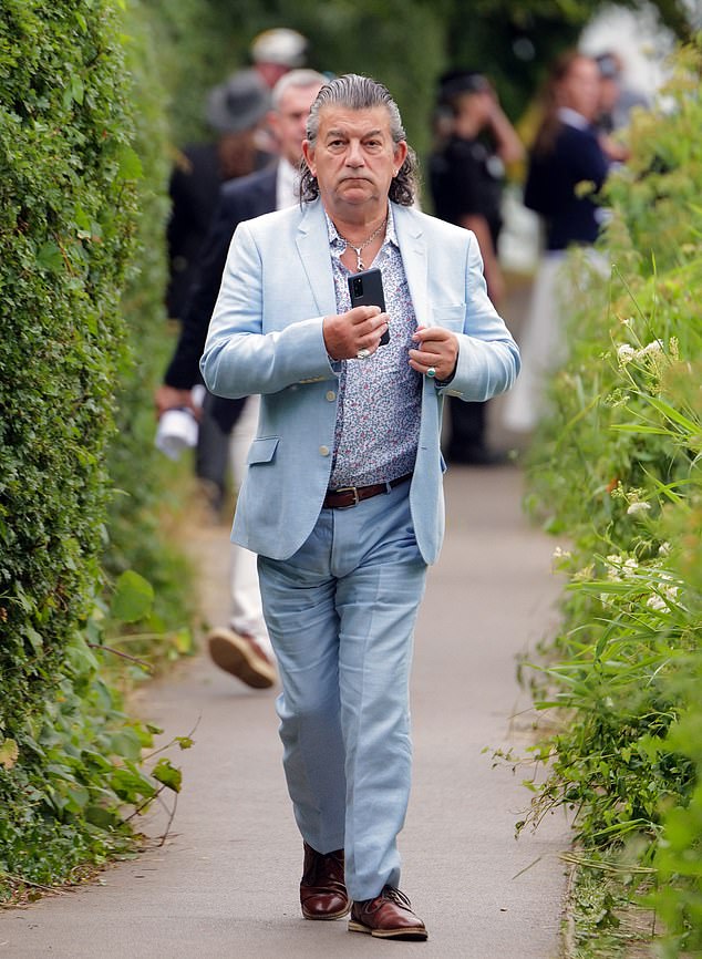 Er putzt sich gut: EastEnders-Ikone John Altman, 71, der Dot Cottons bösartigen Sohn Nasty Nick spielte, zeigte lange Haare, als er am Dienstag einen babyblauen Anzug trug, um am Henley Festival teilzunehmen
