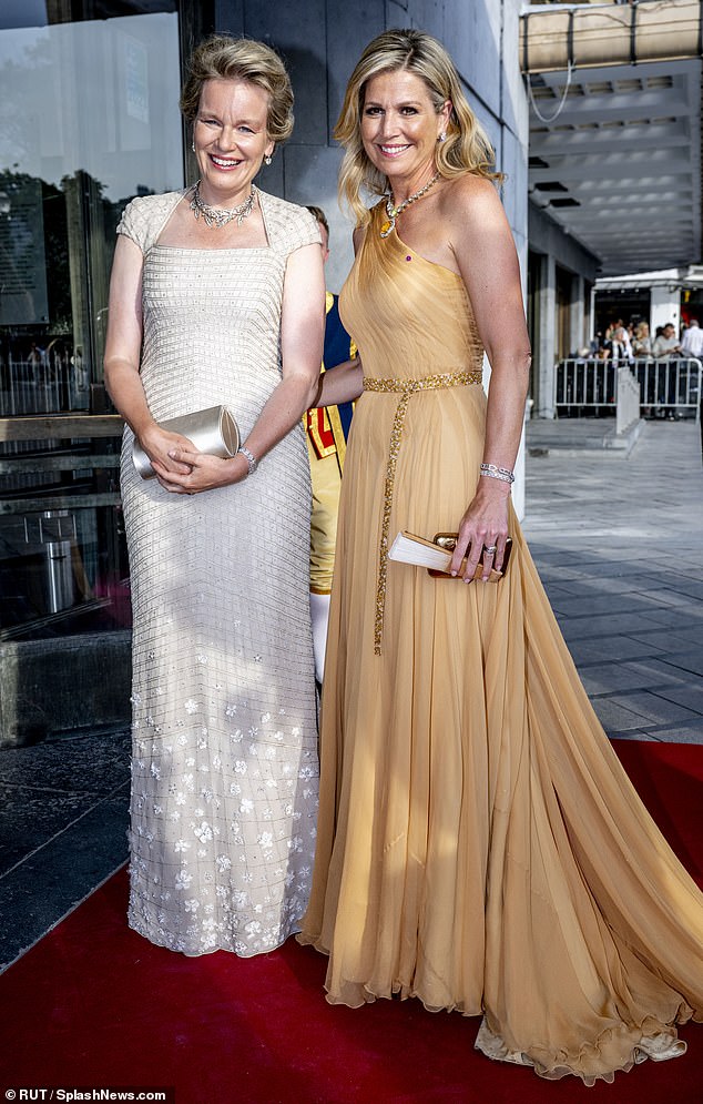 Im Bild: Königin Máxima der Niederlande (rechts) heute Abend mit Königin Mathilde von Belgien auf dem roten Teppich