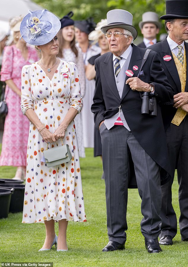 Die Herzogin von Edinburgh war in einem Blumenensemble mühelos elegant, als sie heute zusammen mit einem überraschenden Gast – ihrem Vater – im Royal Ascot ankam