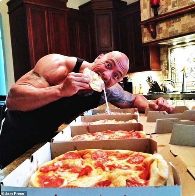 Schauspieler Dwayne „The Rock“ Johnson teilte auf Twitter ein Bild, auf dem er sagte, er habe an einem seiner Cheat Days alle vier abgebildeten Pizzen auf einmal gegessen