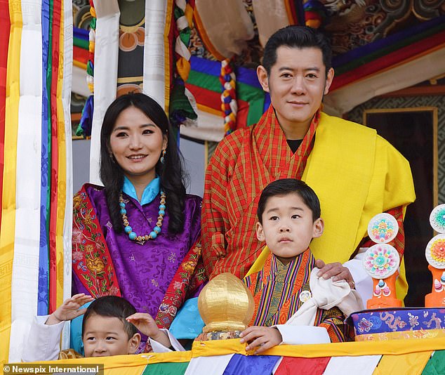 Die königliche Familie von Bhutan hat auf Instagram bekannt gegeben, dass Königin Jetsun Pema ihr drittes Kind erwartet.  Auf dem Bild letzten Dezember mit König Jigme Khesar Namgyel Wangchuck und ihren beiden Söhnen