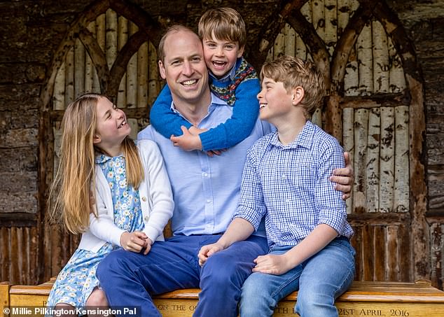 Die Royals, angeführt vom Prinzen von Wales, feierten den Vatertag mit einer Reihe von Fotos.  Auf einem von Prinz William in den sozialen Medien veröffentlichten Bild sieht der König entspannt aus, als er neben Prinz George (9), Prinzessin Charlotte (8) und Prinz Louis (5) posiert