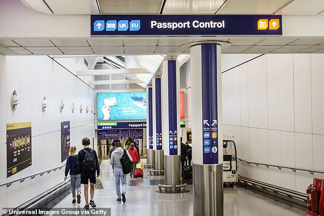 Mütter und Väter wurden gewarnt, dass sie möglicherweise am Flughafen angehalten werden, wenn ihre Kinder einen anderen Nachnamen haben als sie (Dateibild)