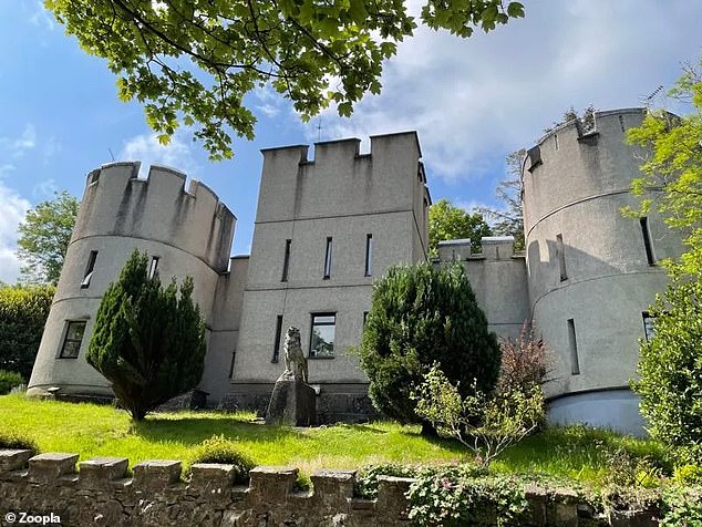 Schlossträume: Das Terrassengrundstück, das einst Teil eines walisischen Schlosses war, steht für 190.000 £ über die Immobilienmakler Haf Jones & Pegler zum Verkauf