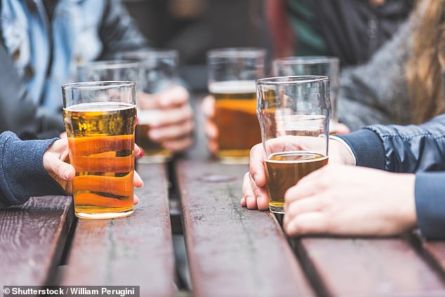 Wissenschaftler fanden heraus, dass Frauen, die bis zu ein alkoholisches Getränk pro Tag trinken, und Männer, die maximal zwei konsumieren, ein geringeres Risiko für Herz-Kreislauf-Probleme haben als diejenigen, die mehr tranken oder auf Abstinenz setzten