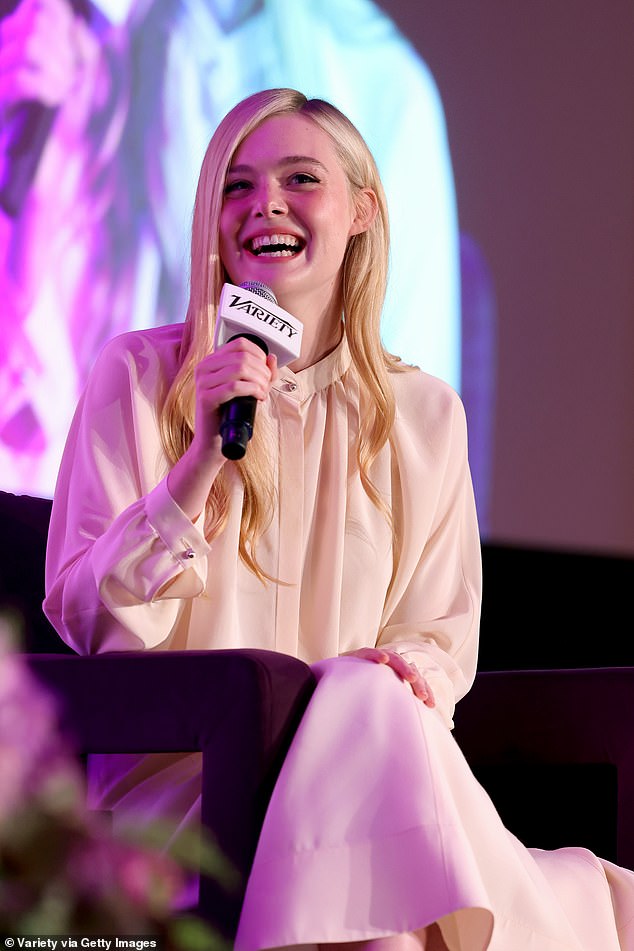 Lächelnde Elle: Elle Fanning strahlte, als sie beim FYC Fest 2023 für ihre erfolgreiche Hulu-Serie „The Great“ wirbte … nach einer kontroversen Enthüllung