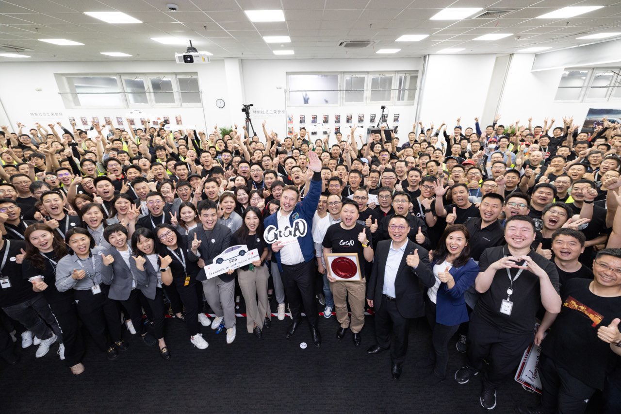 Elon und das Team der Shanghai Gigafactory posieren für ein Gruppenfoto