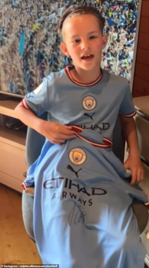 Im Bild: Ralph Mullineaux, 10, aus Cornwall, posiert mit seinem von Jack Grealish signierten Manchester City-Trikot