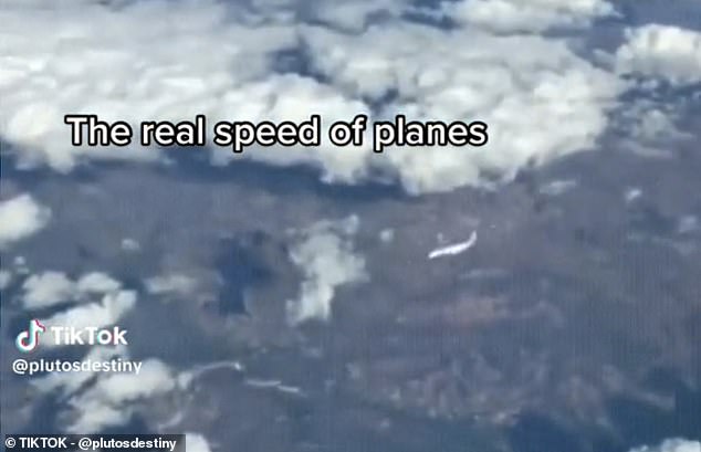 Ein Clip aus dem Video (im Bild), das vom TikTok-Benutzer @plutosdestiny geteilt wurde und die „echte Geschwindigkeit von Flugzeugen“ zeigt.