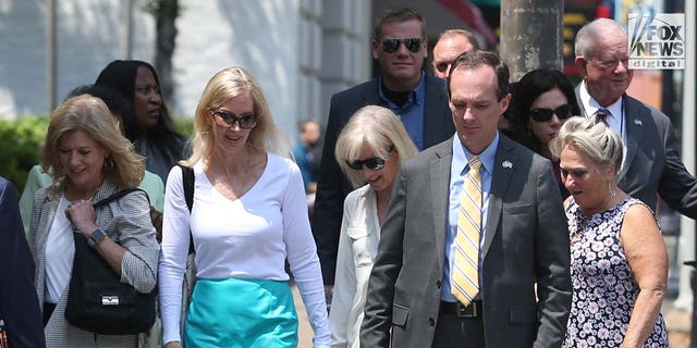 Holloways Familie und Freunde gehen zur US-Staatsanwaltschaft