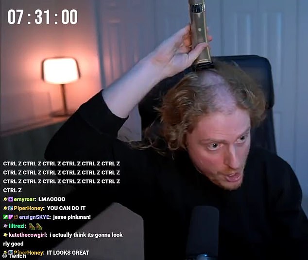 Streamer Curtoss rasierte sich während eines Livestreams den Kopf.  Ziel der Veranstaltung war es, Geld für Krebs zu sammeln