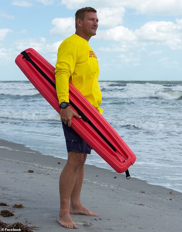 Wyatt Werneth war von 1999 bis 2008 Chefrettungsschwimmer des Brevard County in Florida. Er meinte, Ruhe zu bewahren und einfach über Wasser zu bleiben sei der Schlüssel zum Überleben in einer Strömung