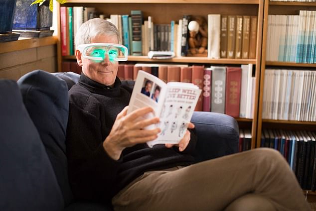 Der Schlafexperte Professor Leon Lack ist hier mit seiner Lichttherapie-Re-Timer-Brille abgebildet, die „bei der Überwindung des Jetlag hilfreich ist“.