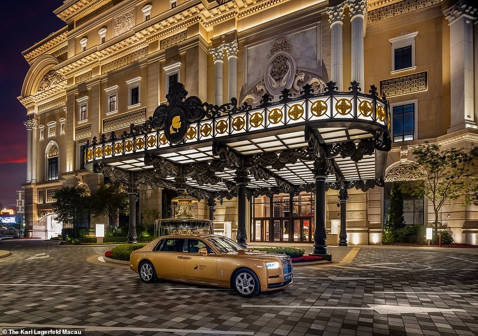 Ein luxuriöses Fünf-Sterne-Hotel (oben), das vollständig vom verstorbenen Modedesigner Karl Lagerfeld entworfen wurde, hat in Macau, China, seine Türen geöffnet