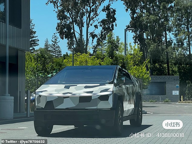 Ein in blockartiges Tarnmuster gehüllter Tesla Cybertruck tauchte auf den Straßen von Palo Alto auf – ein Zeichen für die öffentliche Erprobung im Vorfeld der mit Spannung erwarteten Markteinführung des Elektrofahrzeugs später in diesem Jahr