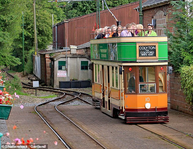 Bei seinem Besuch in der Stadt Colyton in Devonshire erfährt Neil Clark, dass seit 1970 eine elektrische Straßenbahn (im Bild) von der Stadt zur Juraküste verkehrt