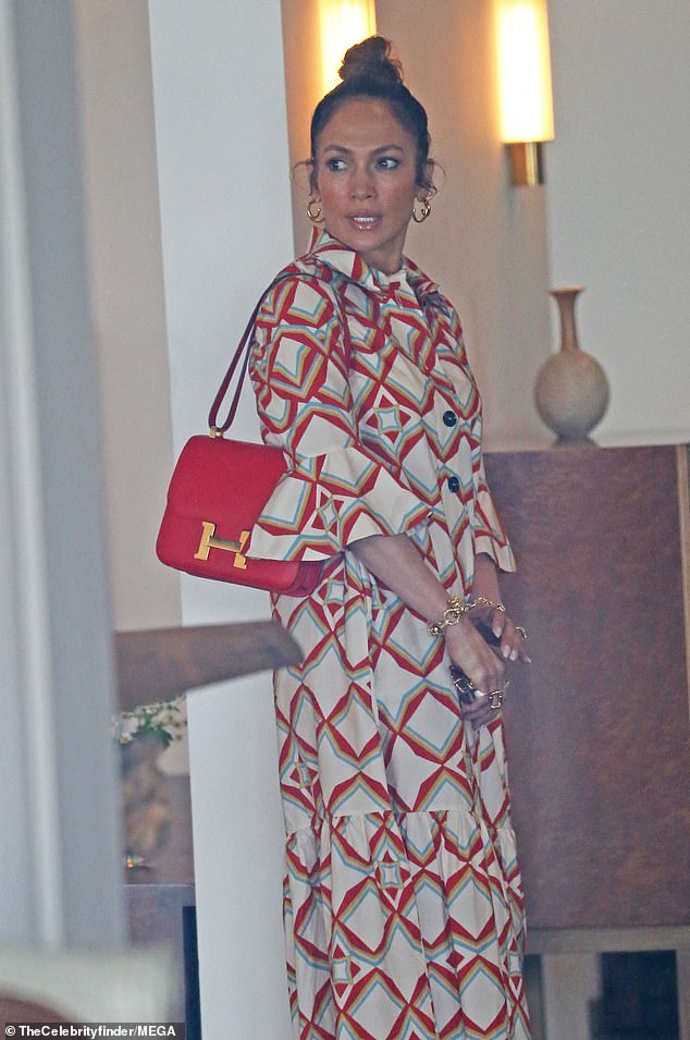 Umwerfend: Jennifer Lopez wurde am Samstag mit ihren Kindern in Los Angeles gesichtet.  Die 53-jährige Maid In Manhattan-Schauspielerin zeigte sich bei ihrem Mittagsausflug mit ihren Zwillingen Max und Emme Muniz, beide 15, stilvoll in einem gemusterten Maxikleid und Plateau-Absätzen