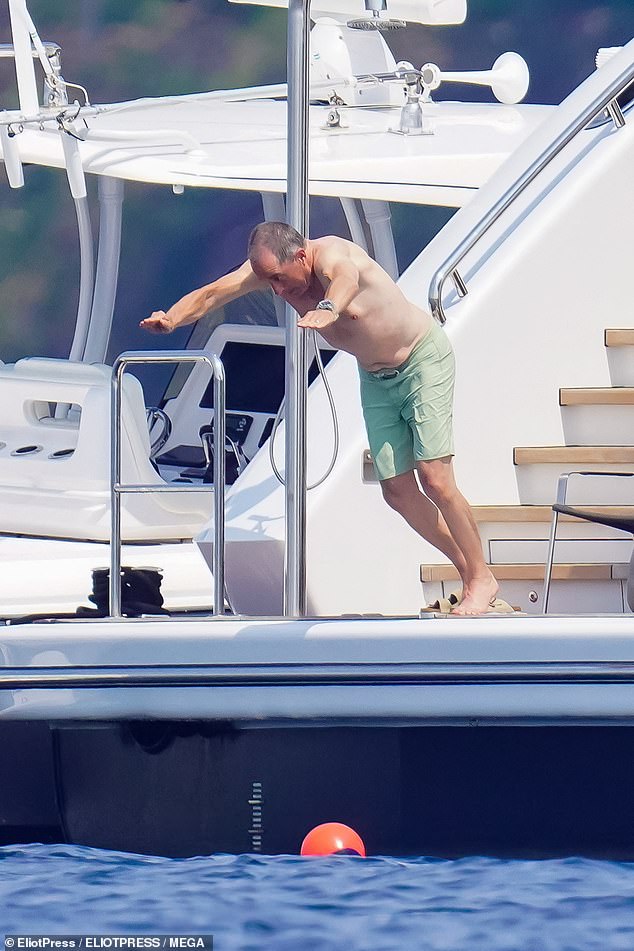 Das Neueste: Jerry Seinfeld wurde gesehen, wie er auf einer Yacht in St. Tropez einen Schwanensprung ins Wasser machte