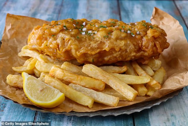 Für viele Briten ist ein Ausflug ans Meer ohne eine frische Portion Fish and Chips einfach nicht komplett.  Doch das beliebte Gericht könnte laut einer neuen Studie bald der Vergangenheit angehören