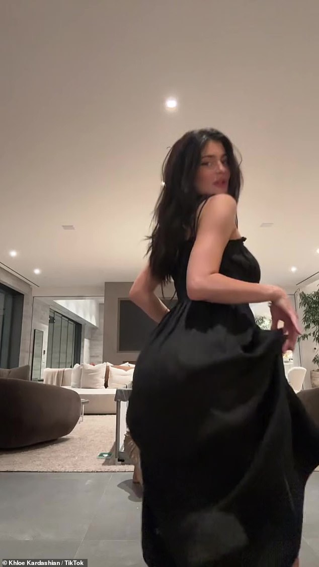 Brandheiß: Khloe Kardashian hat am Mittwoch auf ihrem TikTok ein Video geteilt, in dem ihre Schwester Kylie Jenner einige verführerische Tanzbewegungen vorführt