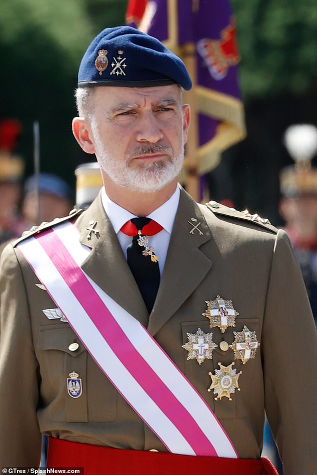 König Felipe von Spanien sah heute Morgen bei einer offiziellen Zeremonie in Madrid in voller Militärkleidung adrett aus