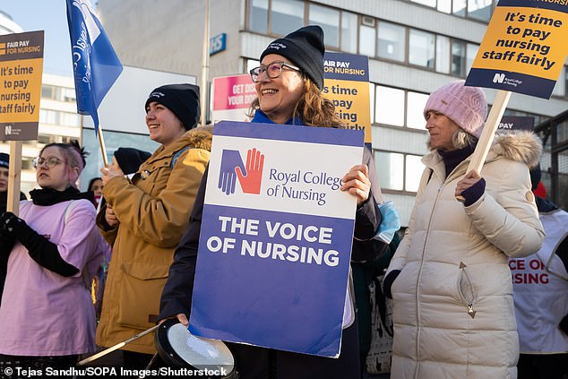 Krankenschwestern erhalten bezahlte Zeit außerhalb der Front, damit sie an Managementkursen teilnehmen und ihre Chancen auf eine leitende NHS-Position erhöhen können