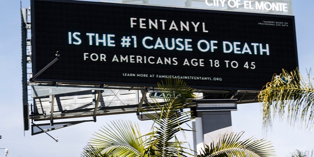 Plakatwand in Kalifornien mit Fentanyl-Statistiken