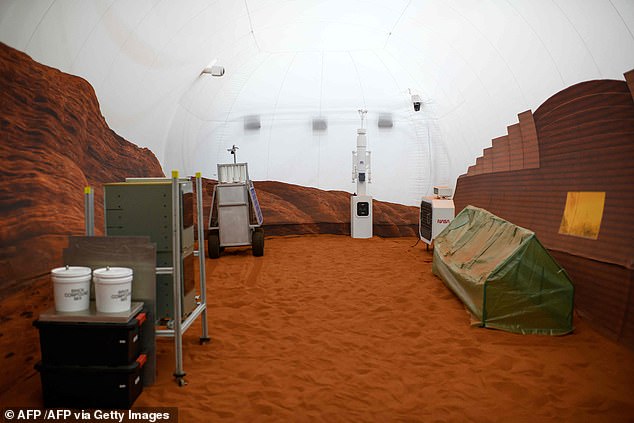 Das Äußere des CHAPEA-Hauses – mit rotem Sand bedeckt, um die Bedingungen auf dem Mars zu simulieren