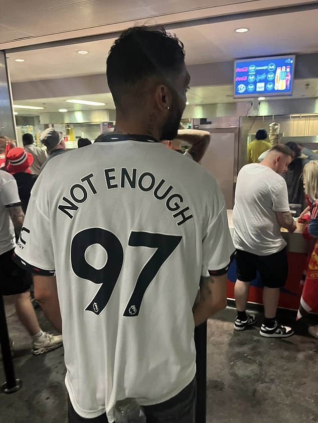 Ein Fan von Man United war in einem T-Shirt abgebildet, das scheinbar auf die Hillsborough-Katastrophe anspielte