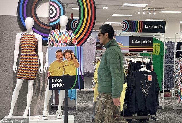 Target hat innerhalb weniger Tage Milliarden von Dollar an Marktkapitalisierung verloren, da das Unternehmen weiterhin auf Gegenreaktionen für eine Bekleidungslinie mit Pride-Thema stößt